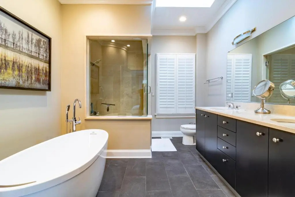 Luxurious Gold Coast 4BR 4-Story Villa with Parking Sleeps 12 Guests