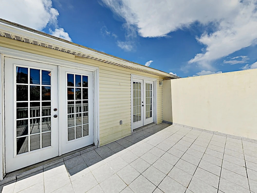 New Listing! Island W/ Pool, Walk To Beach 3 Bedroom Condo