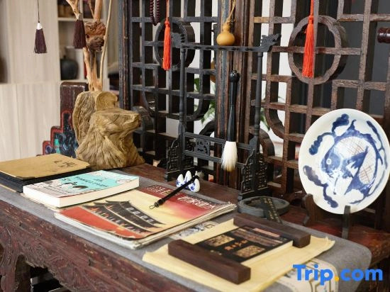 Heguang Tongchen Inn (Jianshui Ancient City Huancuilou Store)