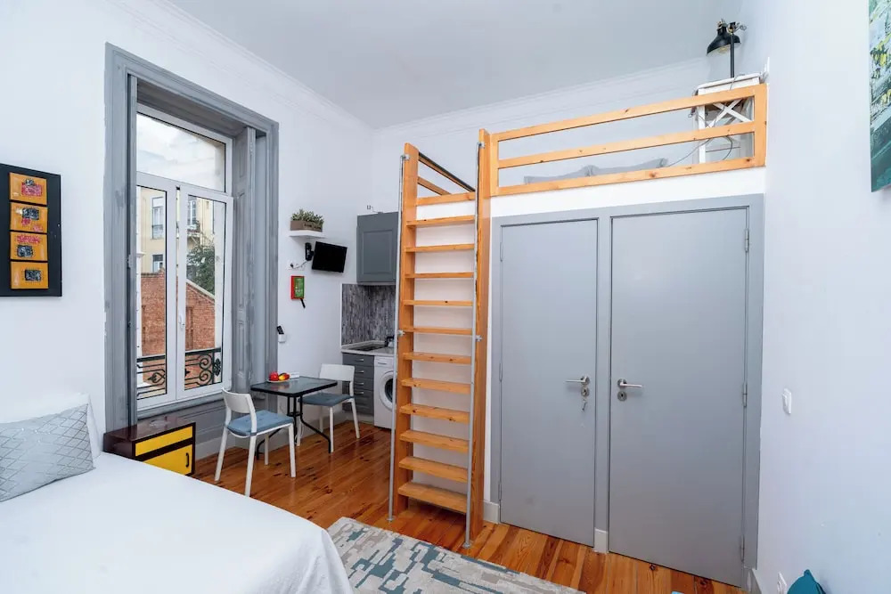 Spacious Two-Level 1 Bedroom 1 dboule bed Studio Apartment in Prime Lisbon Location