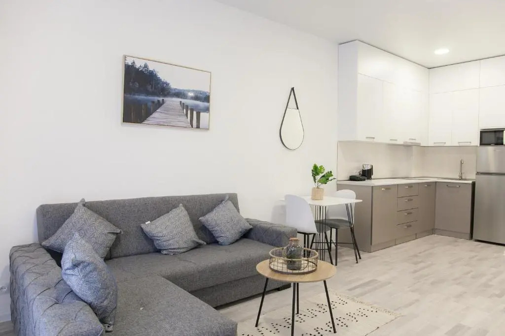 Brand new, bright, 1 bedroom unit, 100 Mbps Wi-Fi.