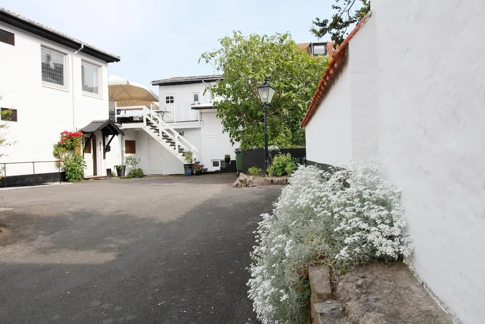 Therns Hotel