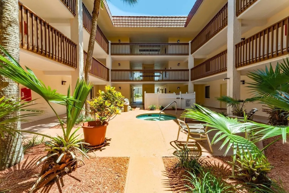 Just Beachy~ocean View~2nd Fl 2 Bedroom Condo by RedAwning