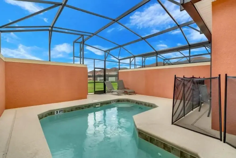8944cuban 4 Bedroom Townhouse by RedAwning