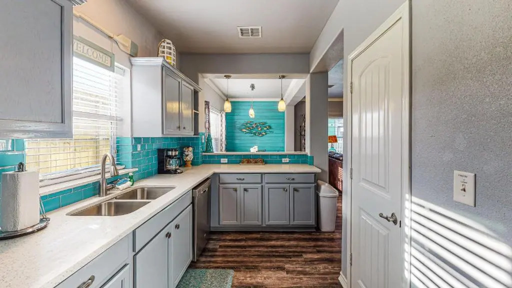 MC16 Multi-Level Condo, Shared Pool & Hot Tub, Close to Beach