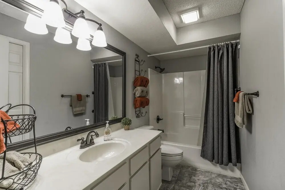 Updated 2 Bedroom , Penthouse Condo, Central Location, 2 Pools , Hot Tub, WIFI:( Foothills A-20 )