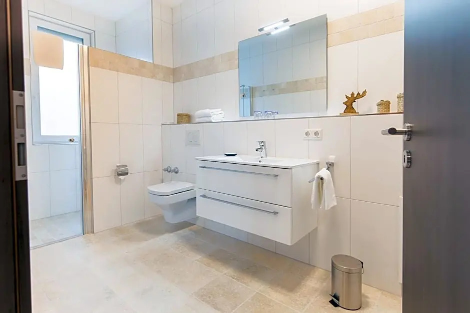 Hotel Vier Jahreszeiten an der Therme & Kliniken Bad Krozingen Nähe Freiburg & Schwarzwald Ideal für Wellness Kur & Business Ausflüge 24h Check In- WLAN & Parken gratis