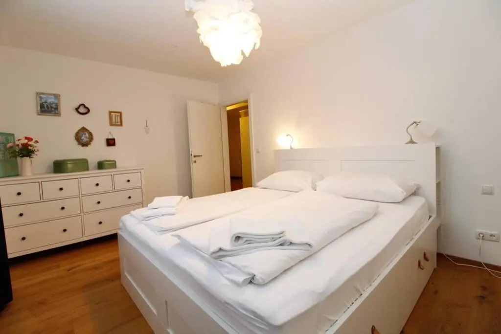 MODERN spacious, 2 BEDROOM, FREE PARKING