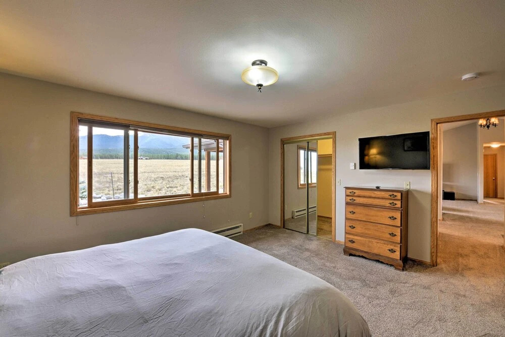 Buena Vista Retreat: 7 Acres & Panoramic Views