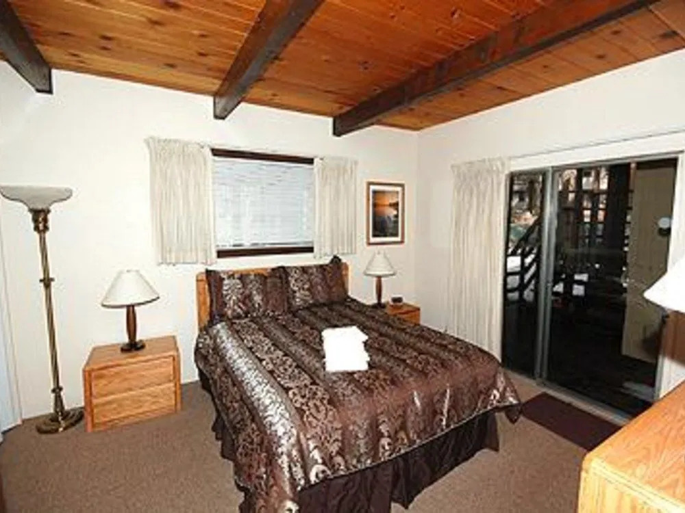 1360 Knoll Lane 3 Bedroom Home by RedAwning