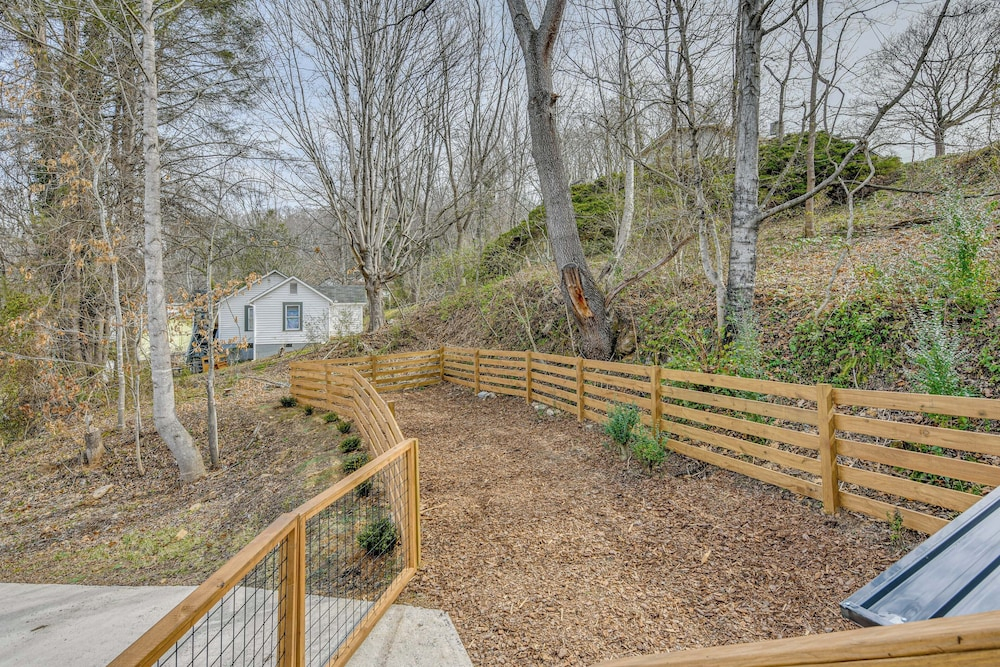 Walk to Main St! Mtn-view Getaway in Waynesville