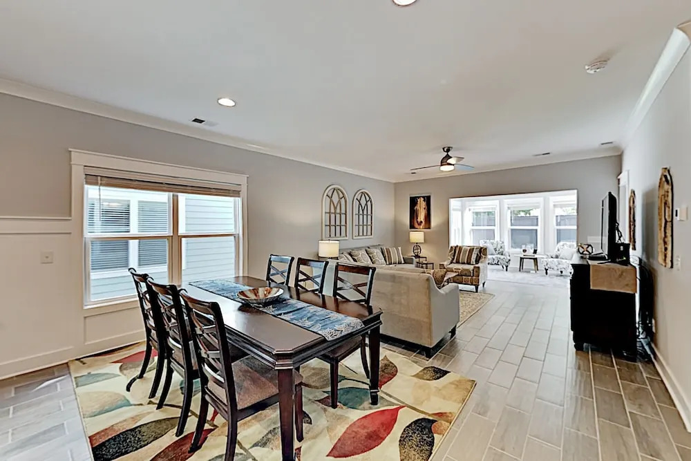 Stylish In Gated Community - Walk To Beach! 5 Bedroom Home