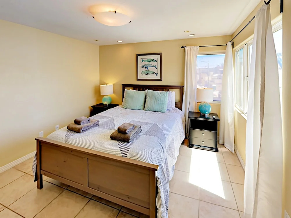 3br W/ Garage & Rooftop Deck - 1 Block To Beach 3 Bedroom Townhouse