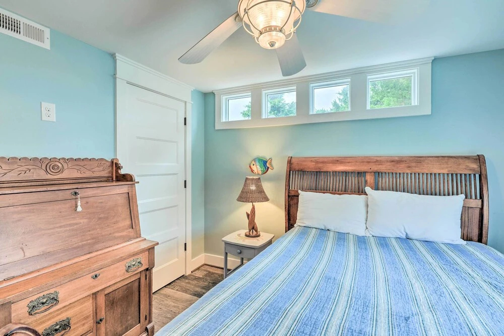 Bright Emerald Isle Home - Walk to the Beach!