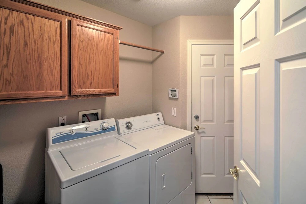 4 Mi to Lake Havasu Park: Modern Home w/ Pool!
