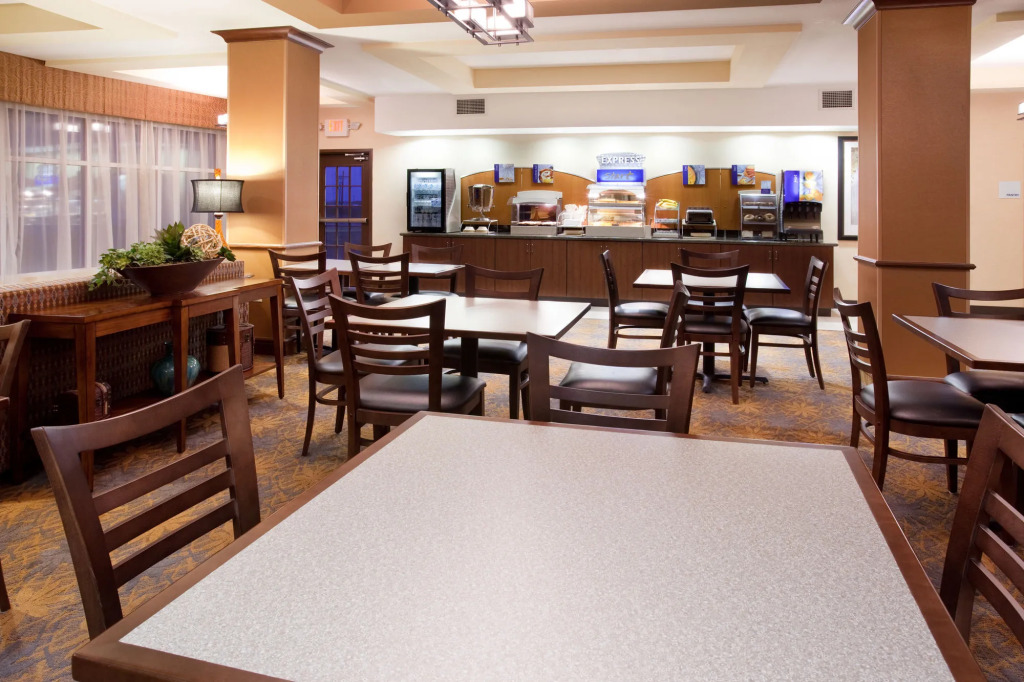 Holiday Inn Express Hotel & Suites LAMAR by IHG