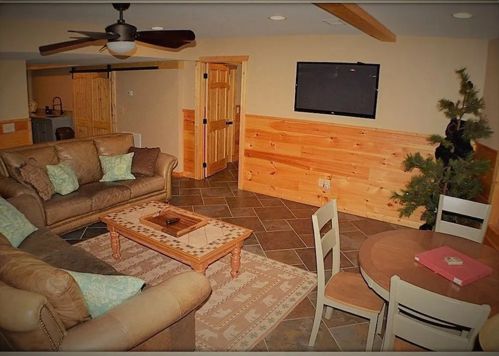 Bearmont Lodge - 4 Br cabin by RedAwning
