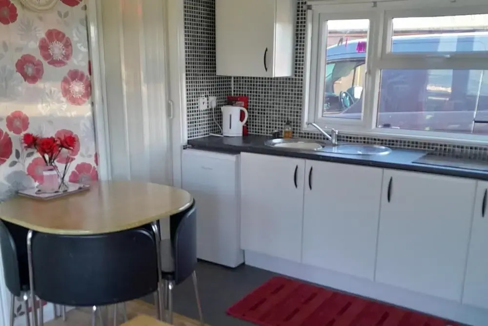 2 Bed-sleeps 4-pets-parking-5 Min to Beach
