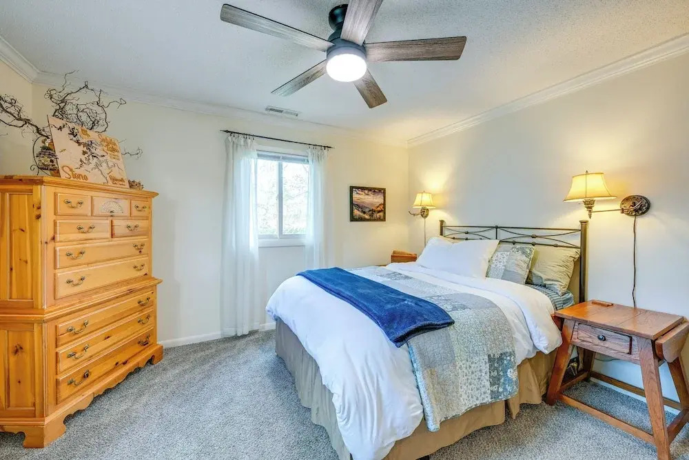 Lakefront Cabin Retreat w/ Dock in Robbinsville!