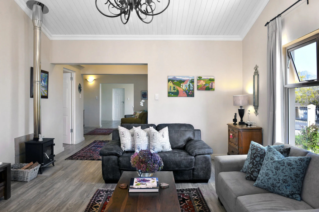 Petit Plaisir is a Romantic Self-catering Cottage on the Side of the Village no1
