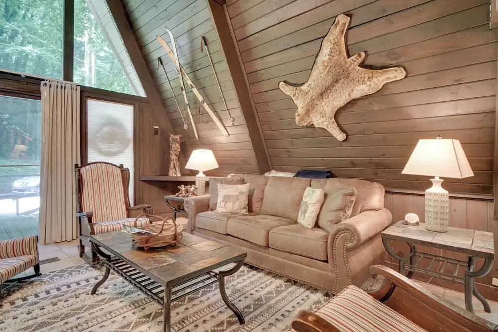 Snuggle Inn in the Heart of Chalet Village