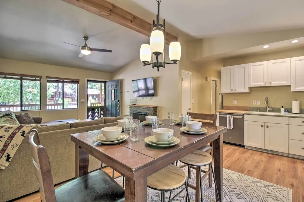 Patio, Fenced Yard: Pet-friendly Pinetop Cabin!