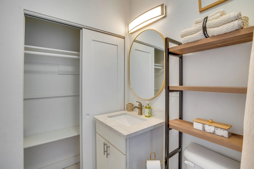Gateway to Downtown Tacoma! Sleek Couples Condo