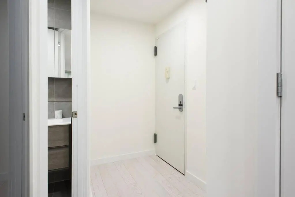 75-1b NEW Prime Upper East W D Elevator