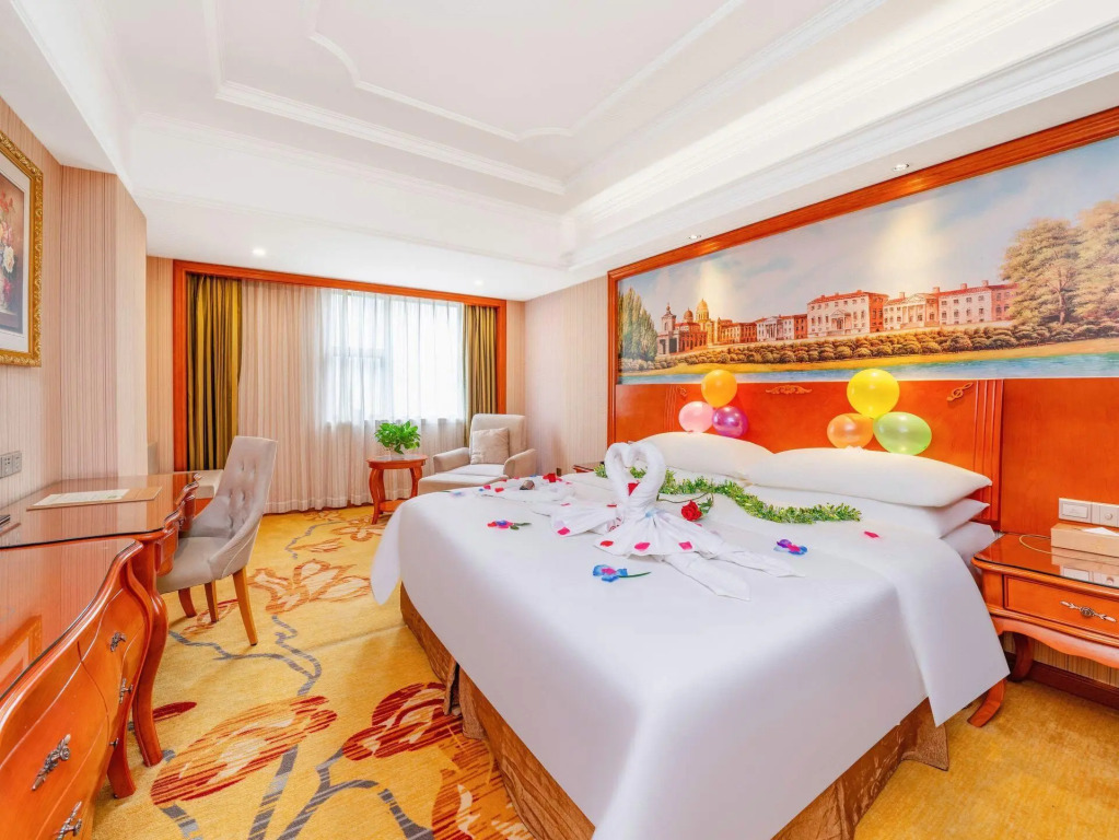 Vienna International Hotel (Shenzhen Bantian Yangmei Metro Station)