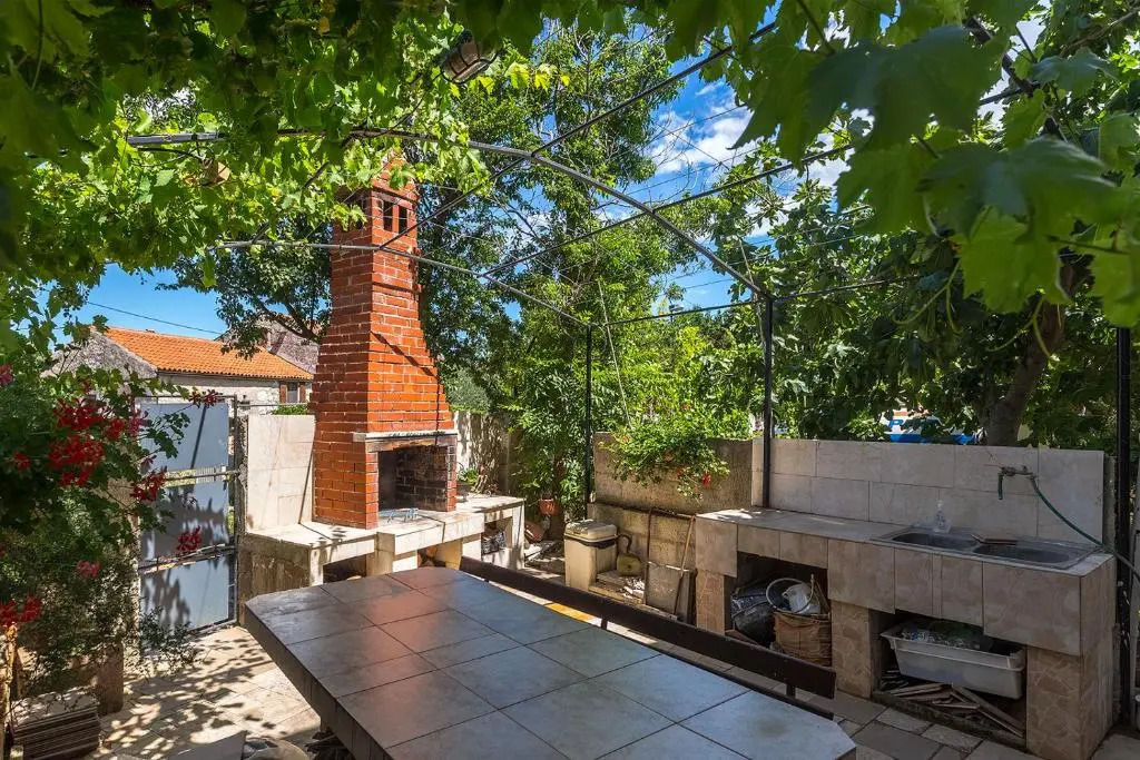 Apartman D&D, Dvorine 63