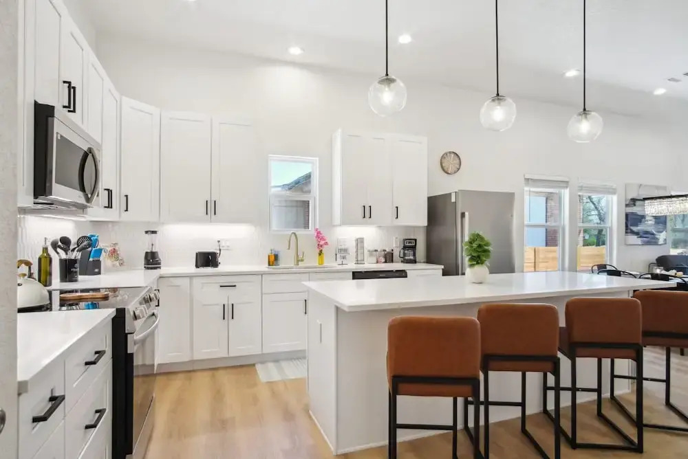 Sleek 4br/3ba Urban Living w/ Downtown Views!