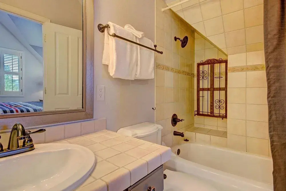 Bear Pine 4 Br home by RedAwning