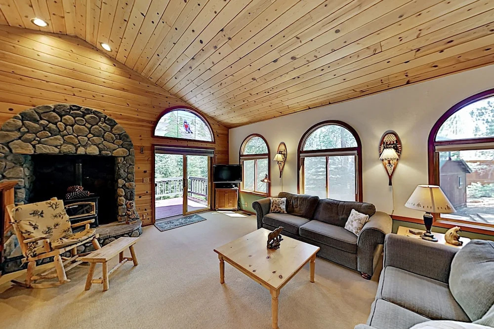 Roomy Forest-view W/ Private 2-car Garage 4 Bedroom Home