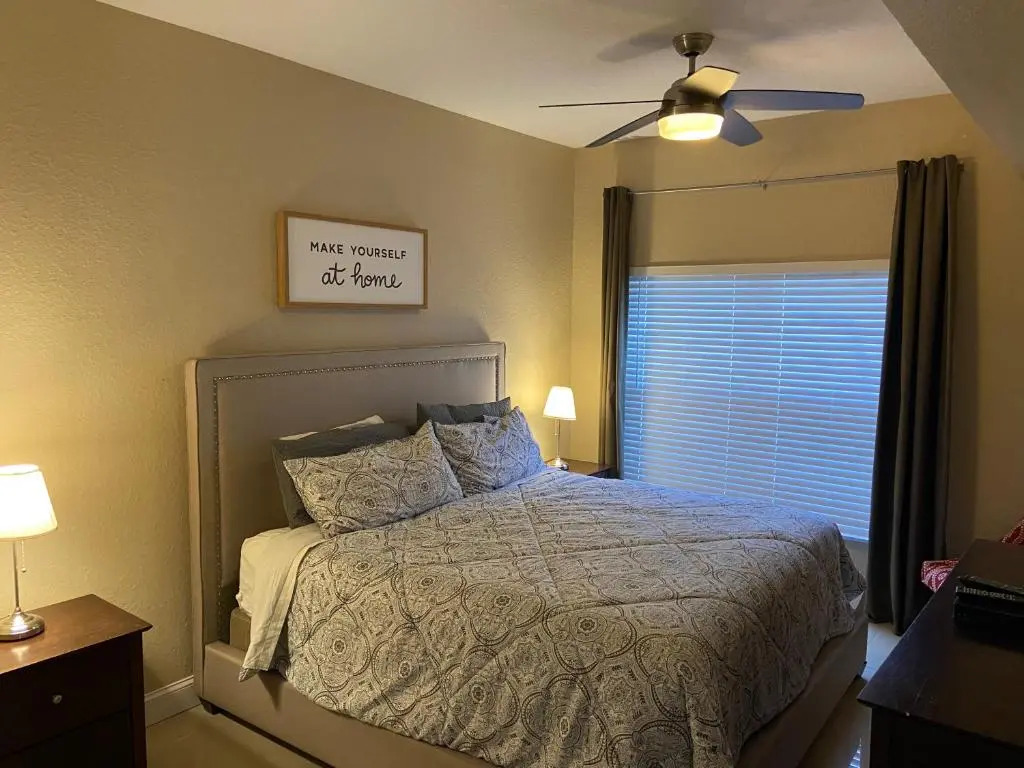Beautiful town home 5 miles from Disney entrance