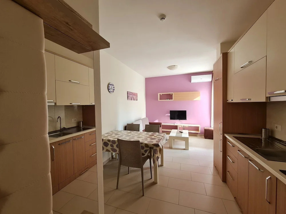 2-bedroom, Sleeps 4, Free Parking