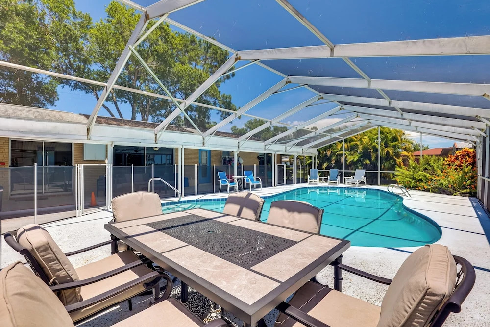 5 Mi to Busch Gardens Tampa Bay: Villa w/ Pool