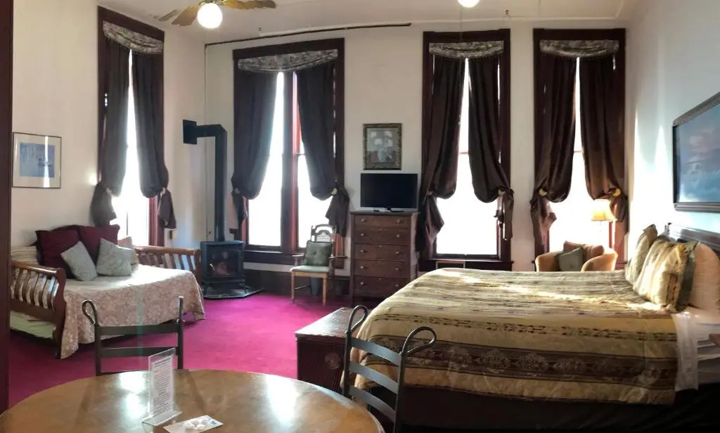 The Monarch Hotel