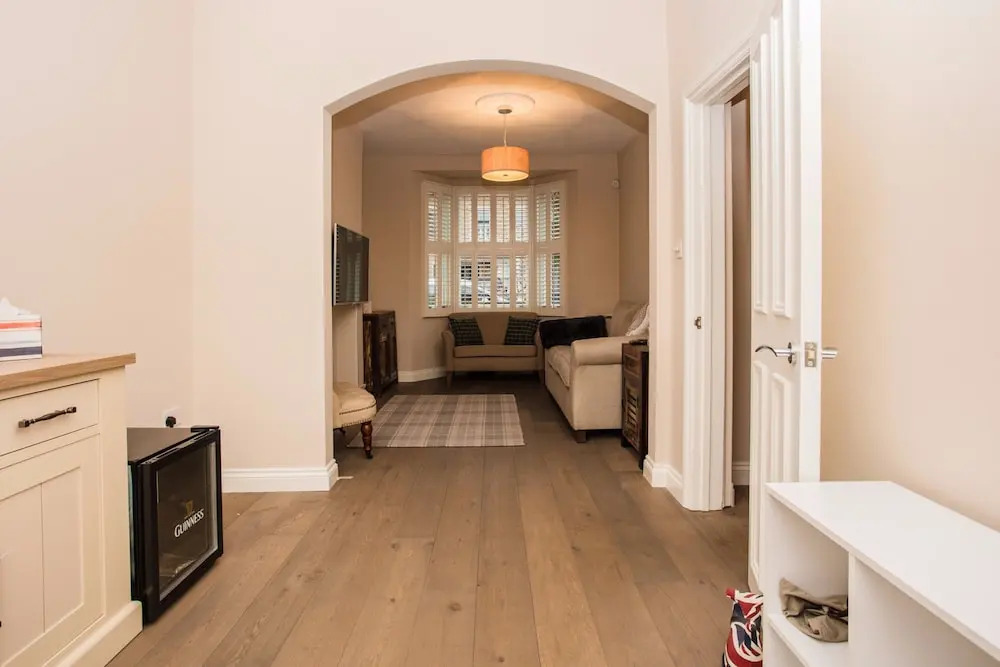3 Bedroom Home With Skylight and Garden