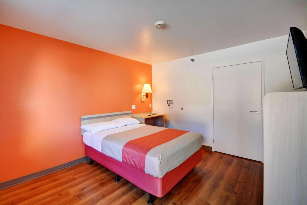 Motel 6-Windsor Locks, CT - Hartford