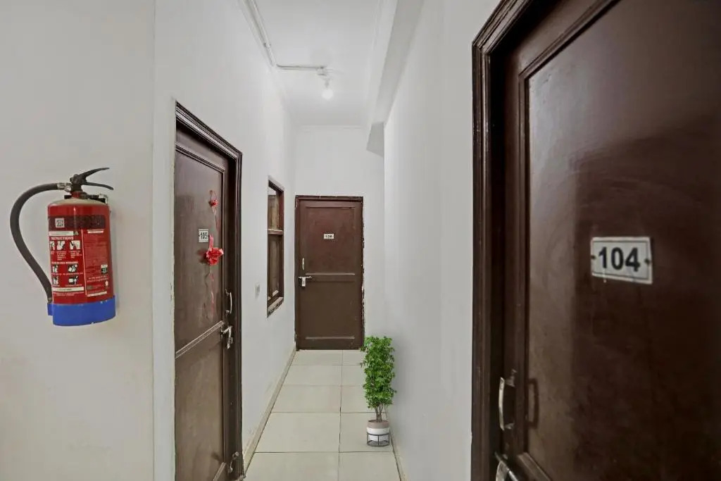 Collection O Mayank Guest House Near ISKCON Temple Noida