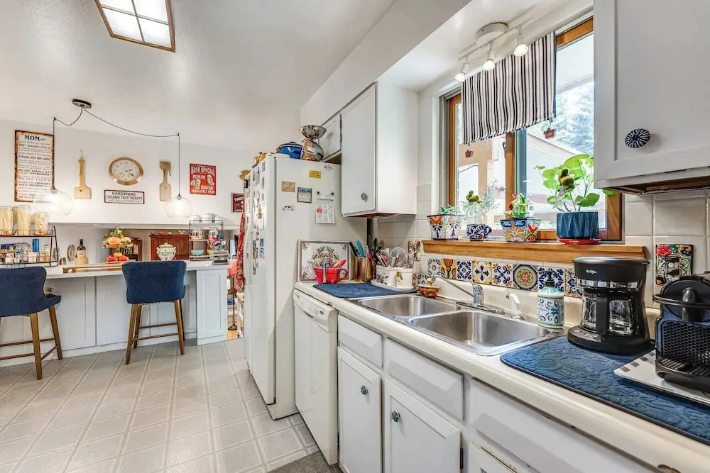 Eclectic Multi-level Charmer! 2 Mi to CU Boulder
