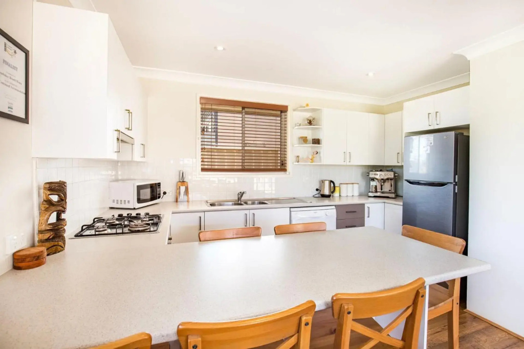 Sunbaker Beach House - 4 Mins to Beach - Pet Friendly with Fire Pit