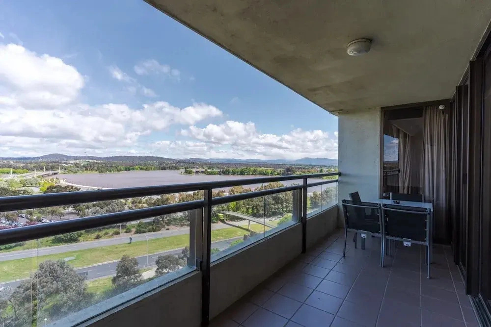 2-bed With Gym, Tennis Court & Stunning Lake Views