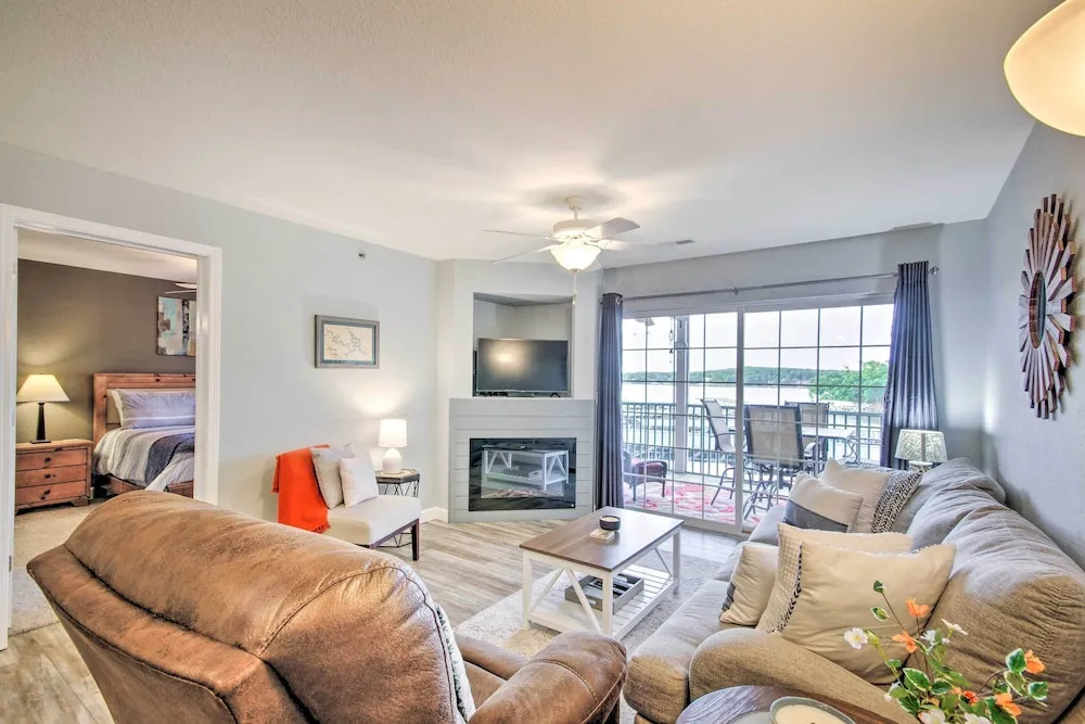 Screened Balcony w/ Views: Sleek Lake Ozark Gem!