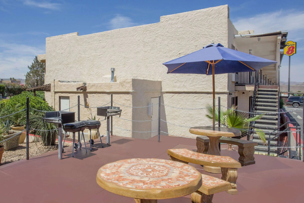 Super 8 by Wyndham Barstow