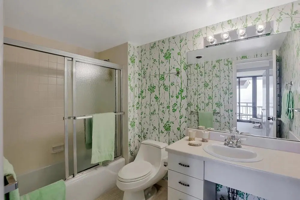 Modern 11th Floor Beachfront Condo With Views/pool