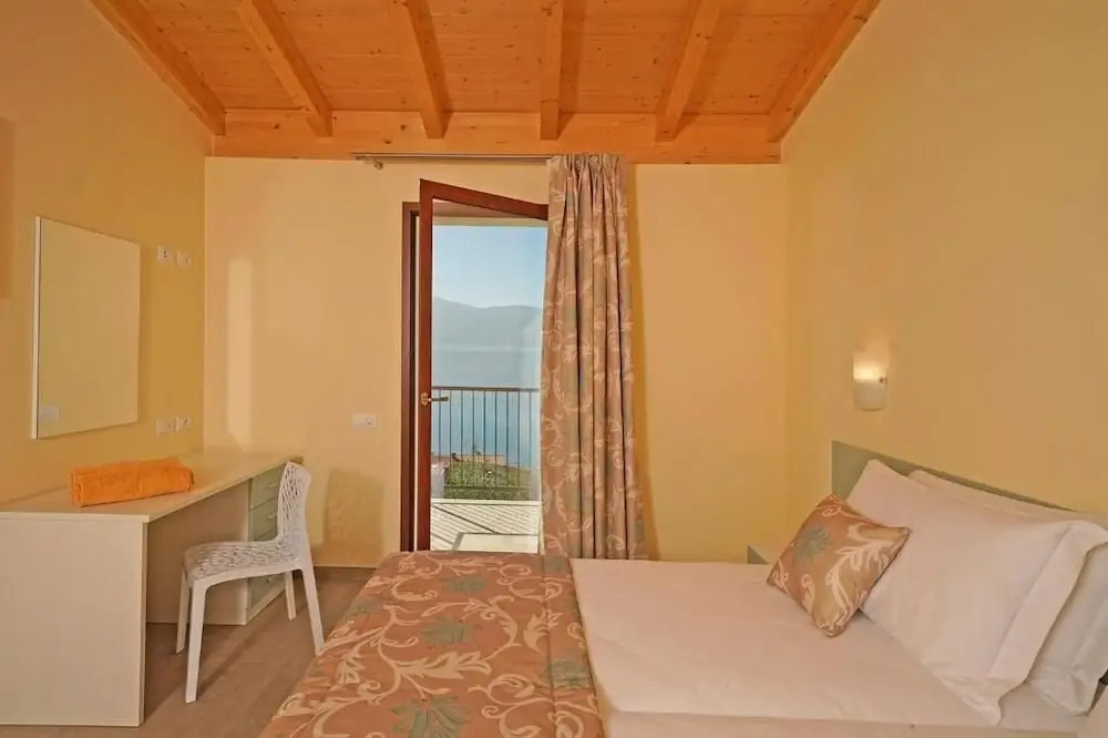 Residence Dany appartamenti con cucina vista lago piscina e parcheggio