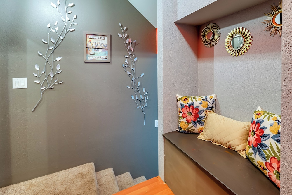 2 Mi to Dtwn: Cozy Getaway in Fairbanks!
