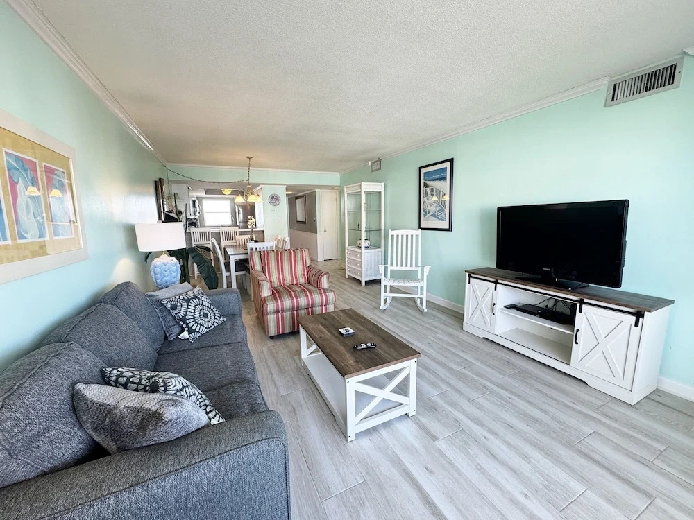 451 El Matador 2 Bedroom Condo by RedAwning
