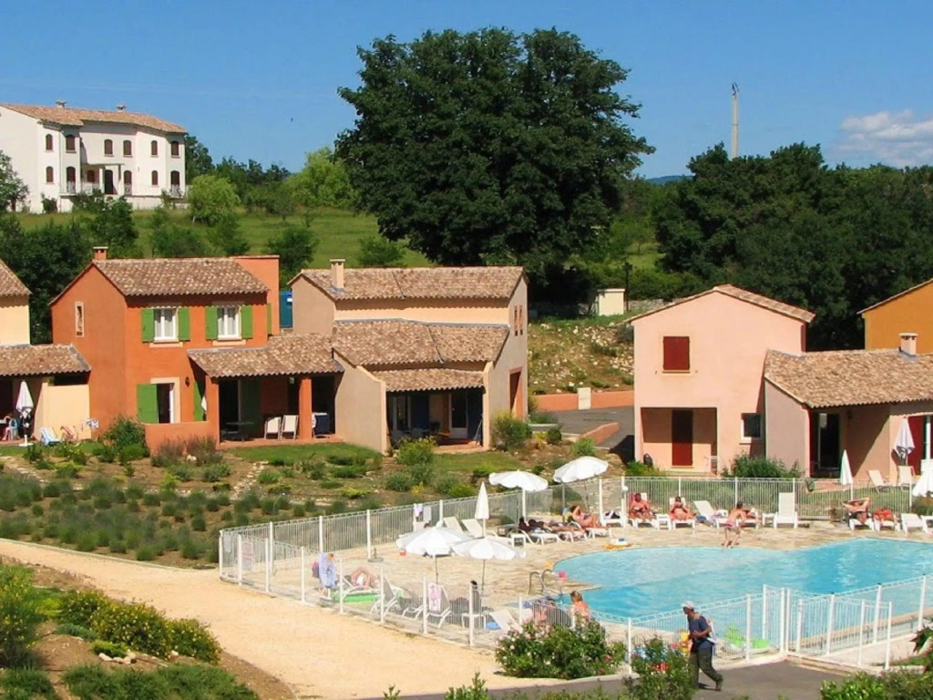 Semi-detached villa with dishwasher, close to the village